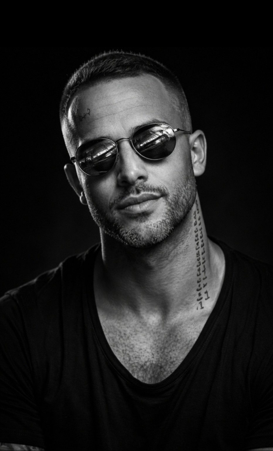 יוצר STUDIO TESLER עם משקפי שמש